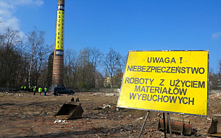 Dynamitem wysadzono komin po byłej mleczarni w Elblągu